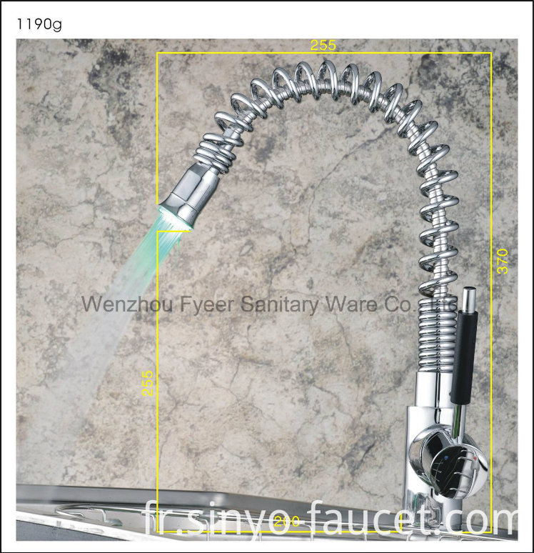 Pull-out Spray Self-Power LED Brass Kitchen Sink Faucet (QH0781F)
